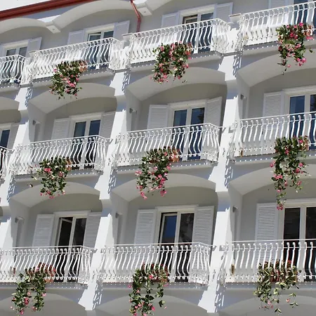 Palace 4*